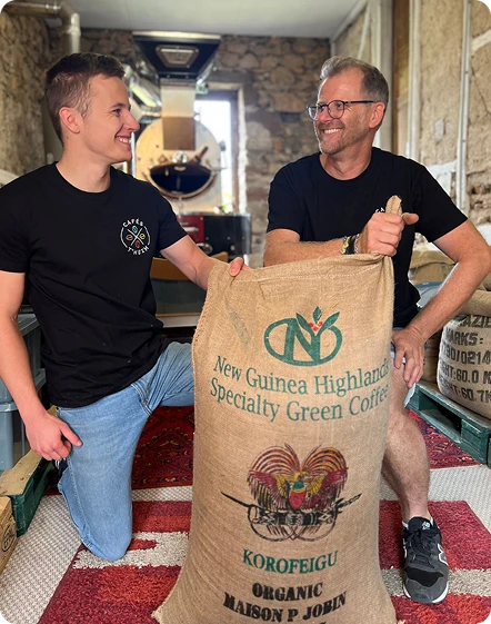 cafe-theim-qui-sommes-nous-torrefacteurs-alsace Léo et Régis, co-fondateurs de Café T'heim, posant devant un sac de café