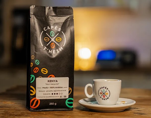 Paquet et tasse de café Cafés T'heim
