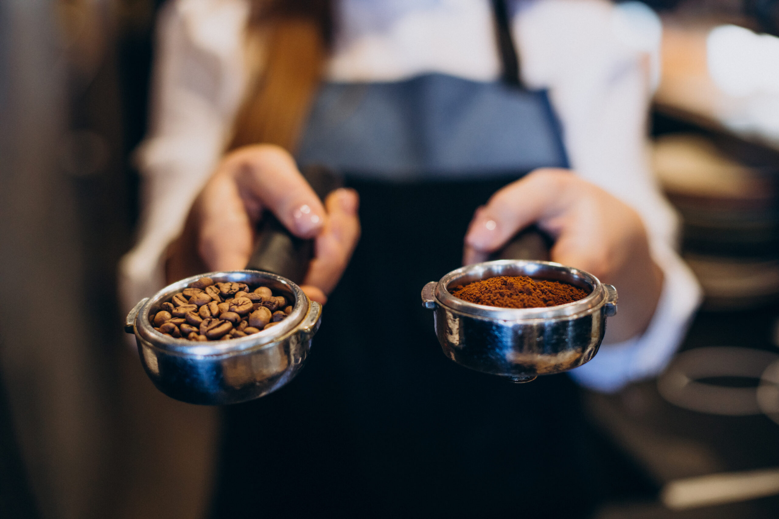Nos cafés adaptés aux concepts café tendance Barista montrant du café moulu et en grain