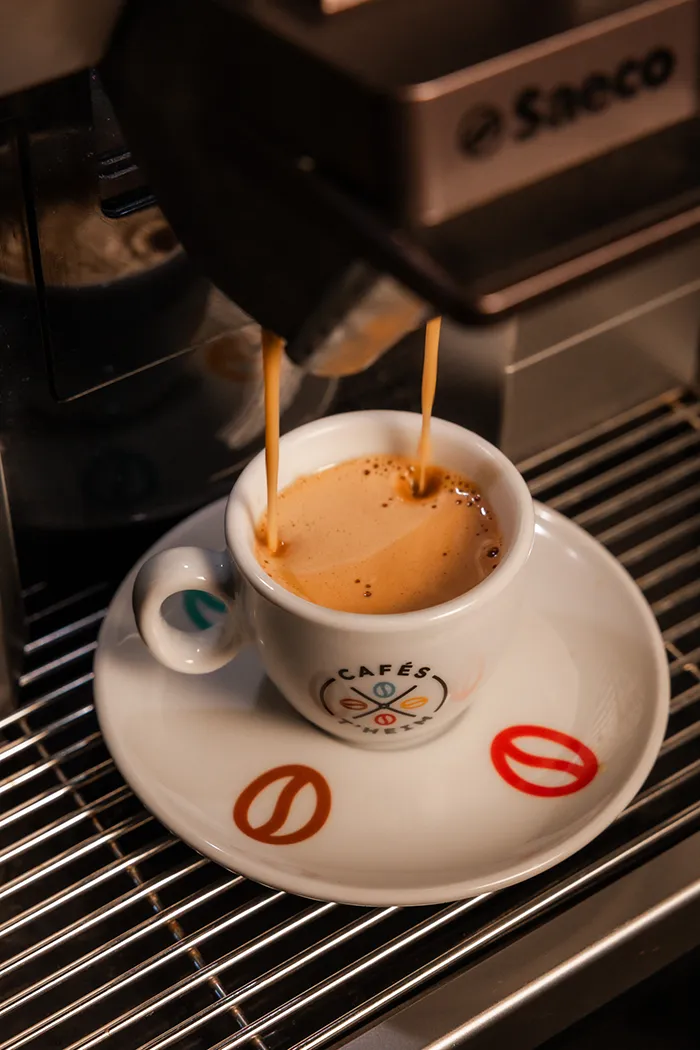 Fournisseur de café de spécialité pour coffee shops et cafés concept en Alsace Café espresso versé en machine