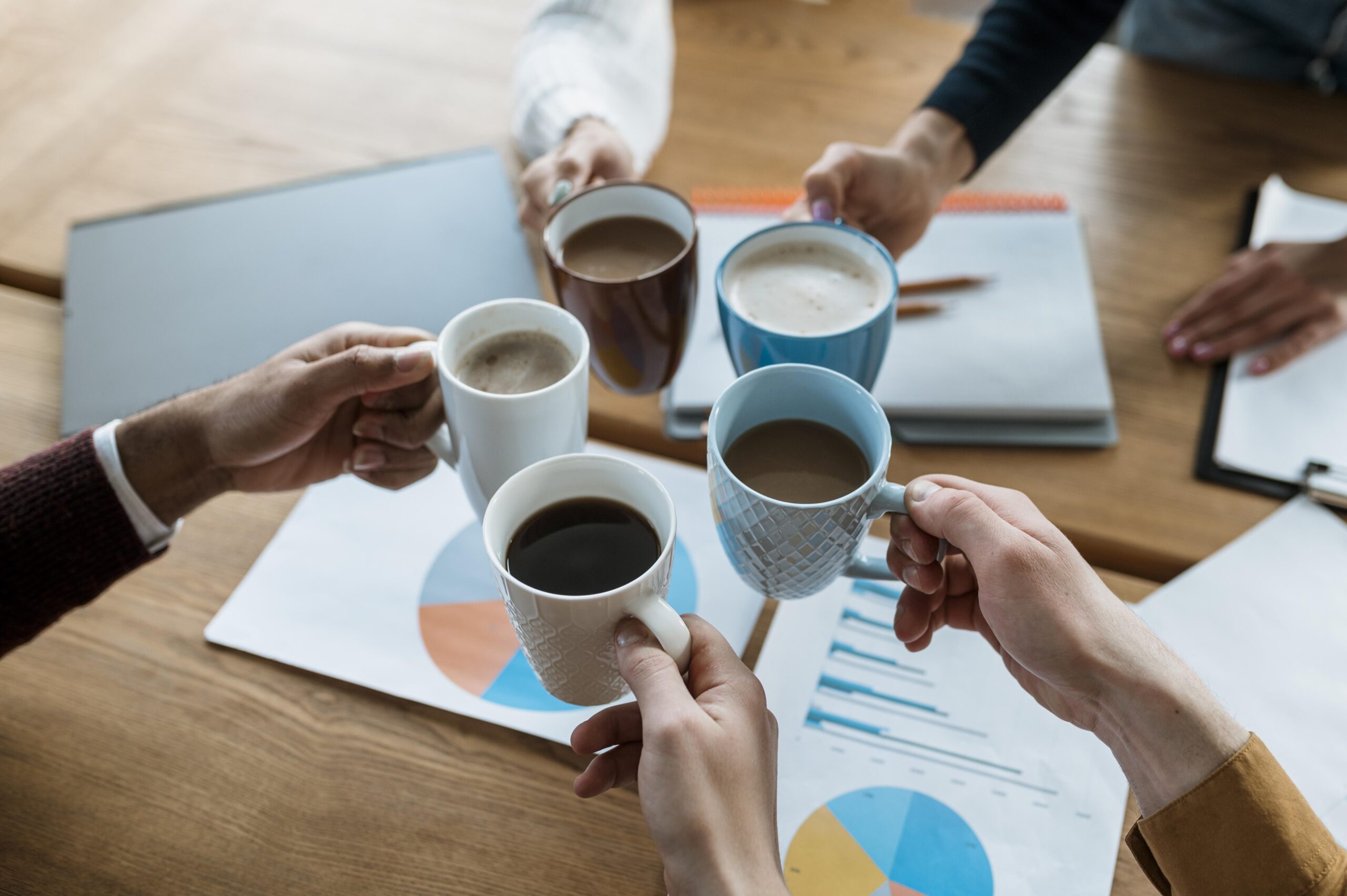 Nos cafés pour les entreprises Personnes partageant un café au bureau