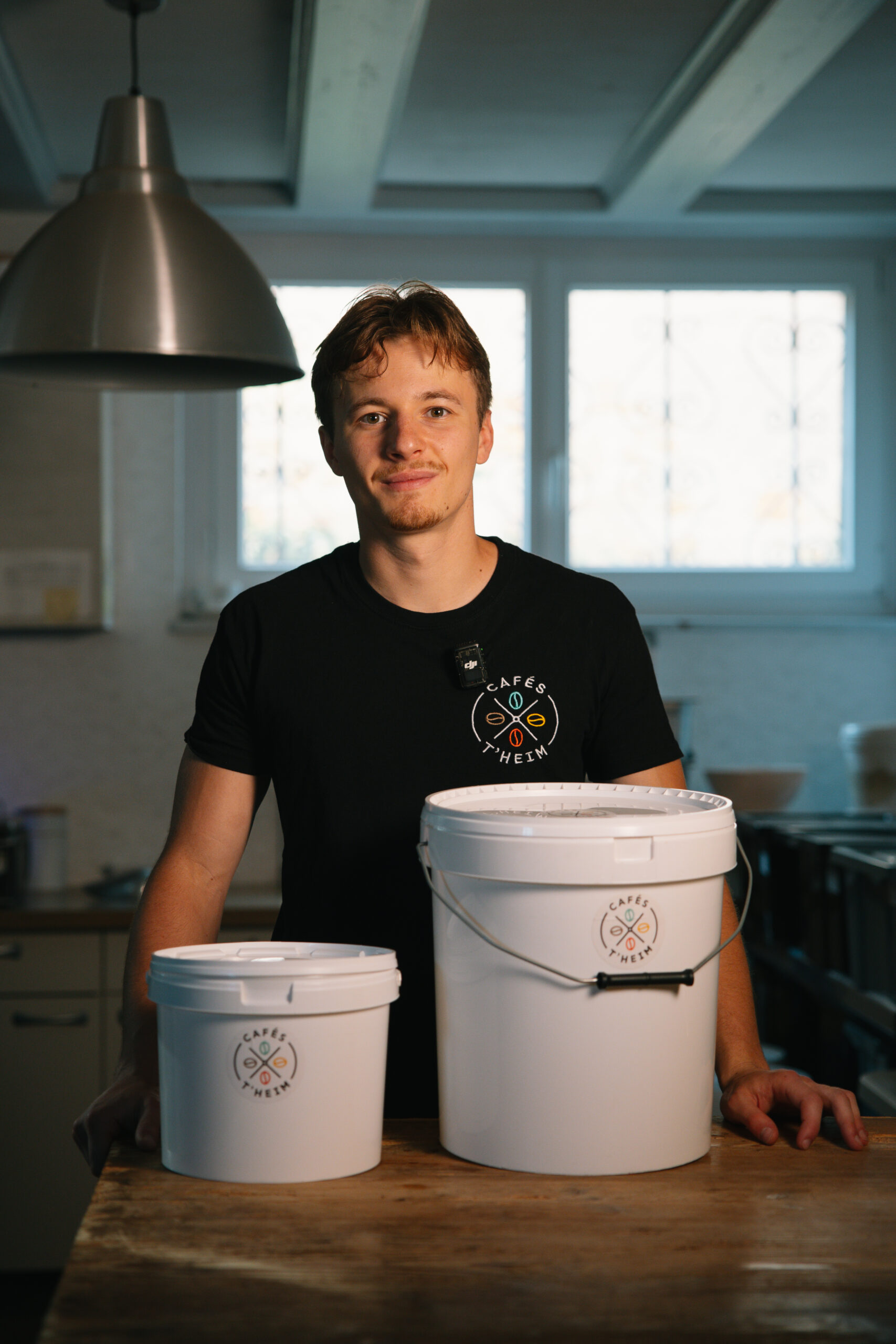 Léo avec des Seaux Alimentaires